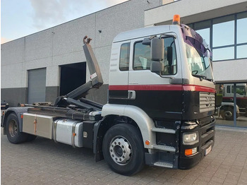 Kamion sa hidrauličnom kukom MAN