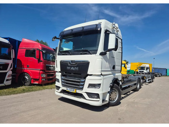 Kamion sa golom šasijom i zatvorenom kabinom MAN TGX 26.510