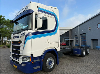 Kamion sa golom šasijom i zatvorenom kabinom SCANIA S 500