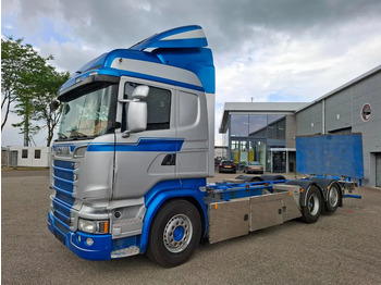 Kamion sa golom šasijom i zatvorenom kabinom SCANIA R 580