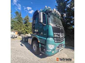 Kamion sa golom šasijom i zatvorenom kabinom MERCEDES-BENZ Arocs