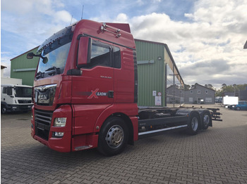 Kamion sa golom šasijom i zatvorenom kabinom MAN TGX 26.500