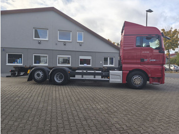 Kamion sa golom šasijom i zatvorenom kabinom MAN TGX 26.500 BDF 6x2 Euro 6 Standard Lift+Lenk (29): slika 4