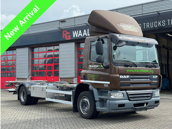 Kamion sa golom šasijom i zatvorenom kabinom DAF CF 65 220