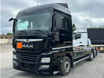 Kamion sa golom šasijom i zatvorenom kabinom MAN TGX 26.460