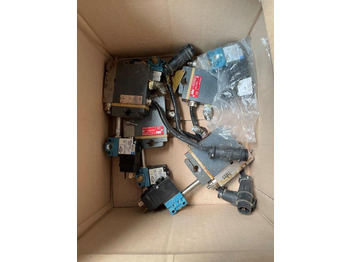 Mašina za uvezivanje knjiga Baumer HHS Hotmelt Gluing System with C 1100-8 Controler and HHS HMP-08-1x6-PDE: slika 3