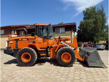 Utovarivač točkaš DOOSAN DL250