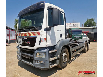 Kamion sa golom šasijom i zatvorenom kabinom MAN TGS 26.320