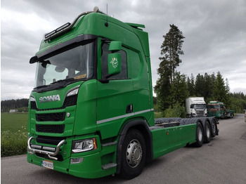 Kamion sa golom šasijom i zatvorenom kabinom SCANIA R 580