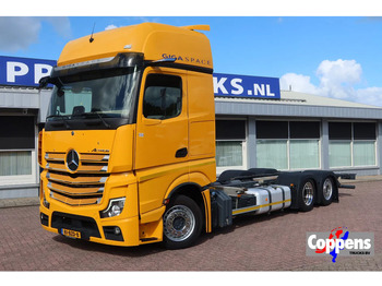 Kamion sa golom šasijom i zatvorenom kabinom MERCEDES-BENZ Actros