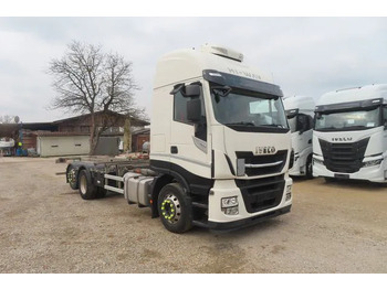 Kamion sa golom šasijom i zatvorenom kabinom IVECO