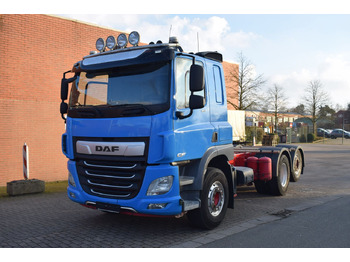 Kamion sa golom šasijom i zatvorenom kabinom DAF CF 450