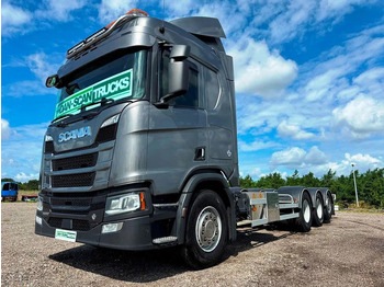 Kamion sa golom šasijom i zatvorenom kabinom SCANIA R 650