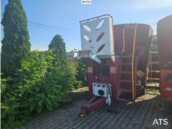 Prikolica za mešanje stočne hrane