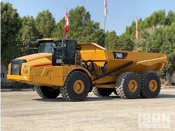 Zglobni kiper CATERPILLAR 745