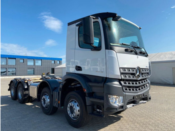 Kamion sa golom šasijom i zatvorenom kabinom MERCEDES-BENZ Arocs