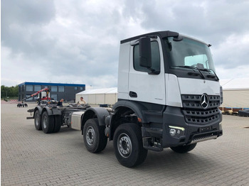 Kamion sa golom šasijom i zatvorenom kabinom MERCEDES-BENZ Arocs 4451