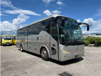 Turistički autobus