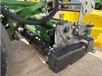 Baštenska kosačica John Deere 2750E Triplex mower: slika 4