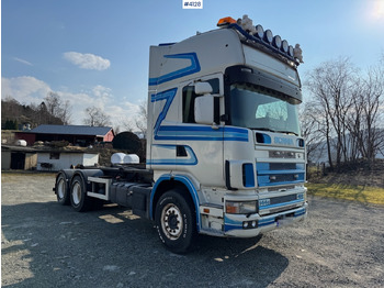 Kamion sa hidrauličnom kukom SCANIA R144