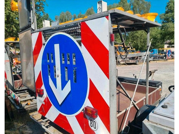 Prikolica Nissen Absperrtafel VZ616 Verkehrssicherung Verkehrsleittafel Verkehrsleitanhänger Verkehrssicherungsanhänger AMD B3 Funkwarnmeldeanlage Trebbiner Mersch Autobahn: slika 3