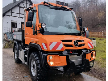 Kamion sa tovarnim sandukom UNIMOG