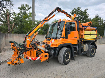 Vozilo za čišćenje snega UNIMOG U400