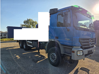 Kamion sa golom šasijom i zatvorenom kabinom MERCEDES-BENZ