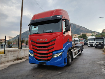 Kamion sa golom šasijom i zatvorenom kabinom IVECO S-WAY