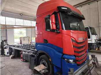 Kamion sa tovarnim sandukom IVECO S-WAY