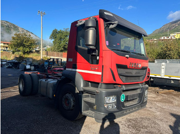 Kamion sa golom šasijom i zatvorenom kabinom IVECO Stralis