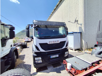 Kamion sa golom šasijom i zatvorenom kabinom IVECO Stralis