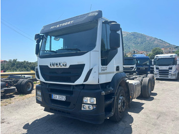 Kamion sa golom šasijom i zatvorenom kabinom IVECO Stralis