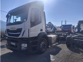 Kamion sa golom šasijom i zatvorenom kabinom IVECO Stralis