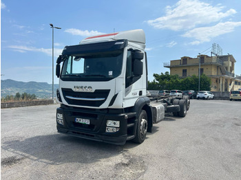 Kamion sa golom šasijom i zatvorenom kabinom IVECO Stralis