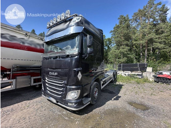 Kamion sa golom šasijom i zatvorenom kabinom DAF XF 510