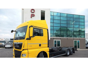 Kamion sa golom šasijom i zatvorenom kabinom MAN TGX 26.500