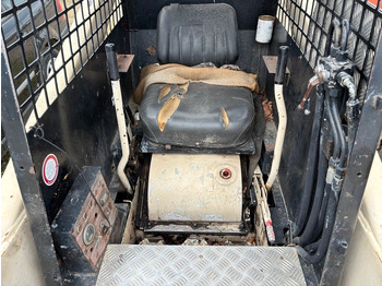 Mini utovarivač Bobcat 825: slika 4
