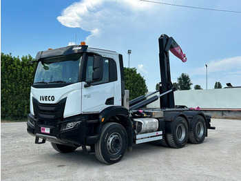 Kamion sa hidrauličnom kukom IVECO Trakker