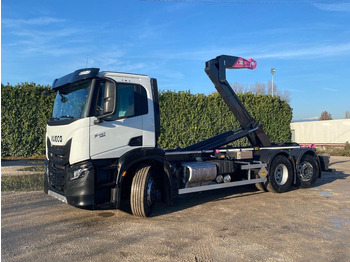 Kamion sa hidrauličnom kukom IVECO X-WAY