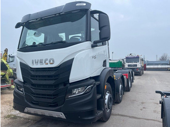Kamion sa hidrauličnom kukom IVECO X-WAY