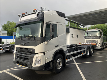 Kamion sa golom šasijom i zatvorenom kabinom VOLVO FMX 540