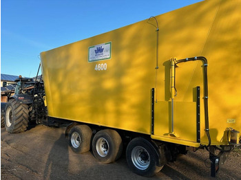 Prikolica za mešanje stočne hrane