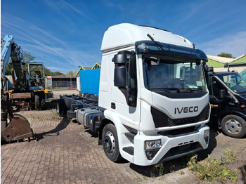 Kamion sa golom šasijom i zatvorenom kabinom IVECO