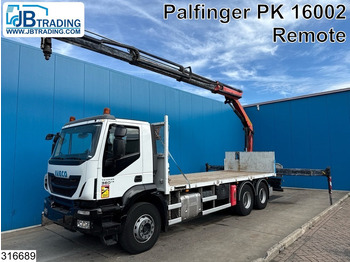 Kamion sa tovarnim sandukom IVECO Trakker