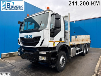 Kamion sa tovarnim sandukom IVECO Trakker