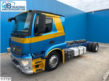 Kamion sa golom šasijom i zatvorenom kabinom MERCEDES-BENZ Actros 1843