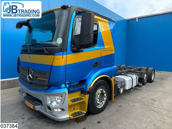 Kamion sa golom šasijom i zatvorenom kabinom MERCEDES-BENZ Actros 2443
