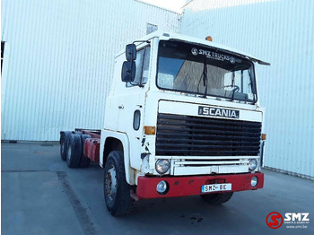 Kamion sa golom šasijom i zatvorenom kabinom SCANIA 111