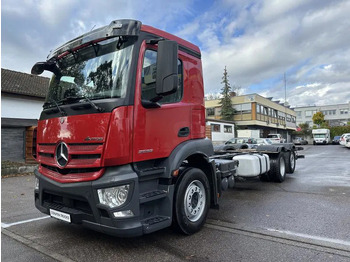 Kamion sa golom šasijom i zatvorenom kabinom MERCEDES-BENZ